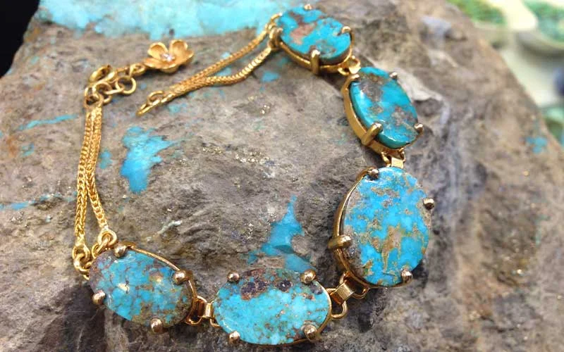 چرا سنگ فیروزه رنگ های مختلف دارد؟